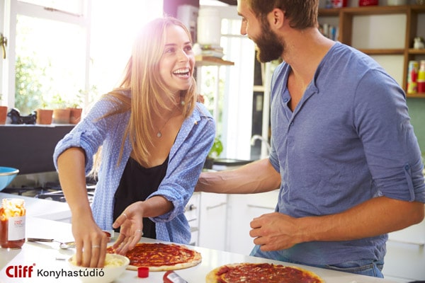 Házaspár pizzát süt a designes konyhában - Cliff konyhabútor